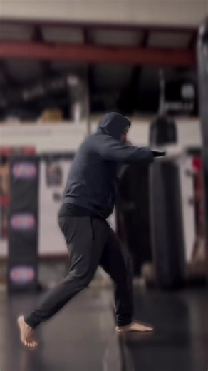 Heavy bag work is the backbone of boxing training. It builds real punching power, sharpens technique, improves endurance, and develops timing and combinations. Round after round on the bag conditions your body and mind to stay strong under pressure. #boxing #boxeo