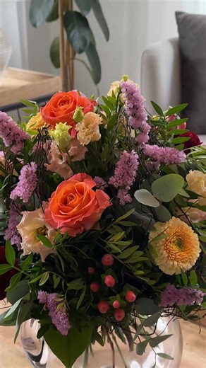 So einfach schenkst du Freude. Wähle deine Lieblingsblumen und wir kümmern uns um die persönliche Lieferung 🎁💐 | Fleurop-Interflora Schweiz