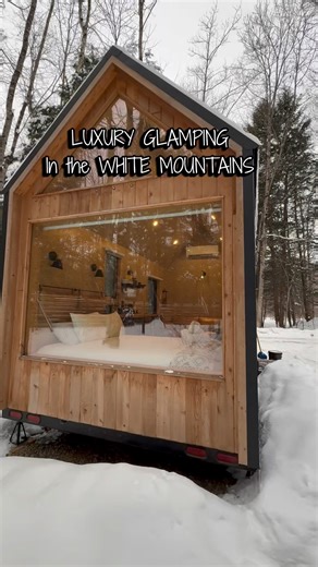 We stayed at Lumen Nature Retreat and it was exactly the kind of unplugged New England escape we love. 🌲✨It’s a must visit! 📍 11 Sugar Plum Lane, North Woodstock, NH 03293 It’s located just 10 mintues away from the Ice Castles and Loon Mountain! From the moment we arrived, everything was fully contactless, from check-in to communication, which made the experience feel seamless and peaceful. No front desk, no waiting, just arrive and settle into the woods. Lumen offers thoughtfully designed cab