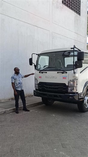 Explore the Isuzu Frr90 Blue Power Truck Features