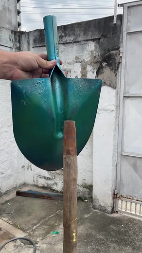 Construction worker reveals secret function of this tool