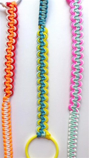 𝐲𝐮𝐦𝐦𝐲 🌈カラフルアクセサリー【wear me】 on Instagram: "Waveknot🌊 ゆるんだり、左右のバランスが悪くなったり つまずきやすい結び方ですよね🥲 でも、 コツさえ押さえれば大丈夫🫶 今回は２つのポイントをまとめました！ 次に編むとき、 ぜひ思い出してみてください☺️ 保存しておくのもおすすめです👍"