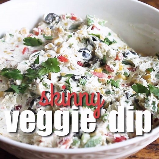 SKINNY VEGGIE DIP is full of summer vegetables and so delicious! It’s a perfect poolside snack for summer! RECIPE--> http://realhousemoms.com/skinny-veggie-dip-mommyjuicepink/ | Real Housemoms