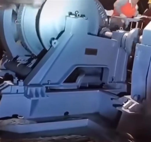 How long is the chain of a typical ship's anchor? Can a ship anchor in a deep/open ocean? Anchor chain on ships is made up of 90′ lengths (called “shots”) that are attached to each other using a “detachable link.” The last shot is attached to the ship using a pinning mechanism, so the chain can be detached in an emergency or for maintenance. It varies, but most ships carry between 10 and 13 shots. This is about 900–1200 feet or 275–365 meters. Depending on a number of conditions (weather, type o