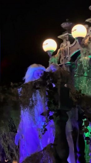 HITCHHIKING GHOSTS AT THE BOO TO YOU PARADE | Mickey’s Not So Scary Halloween Party | Disney World
