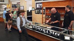 942K views · 11K reactions | Mike llega a la tienda con un póster autografiado de Bonanza. Esta serie, estrenada en 1959, fue uno de los primeros programas de televisión transmitidos completamente a color y se destacó como la segunda serie del Viejo Oeste más longeva en una cadena de televisión estadounidense, con un total de 14 temporadas.  Todo esto y más en tu pantalla de History #ElPrecioDeLaHistoria #Historia #History | HISTORY | Facebook