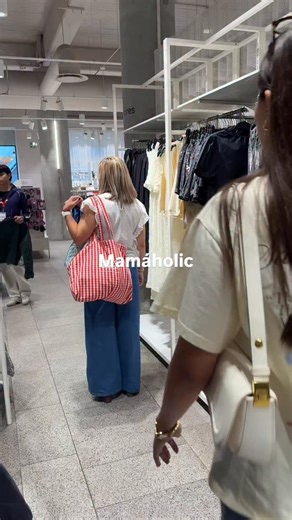 Alexa Rivera on Instagram: "Perseguiramimamáholic jajajaja #mamá #madreehija #humor #hija"