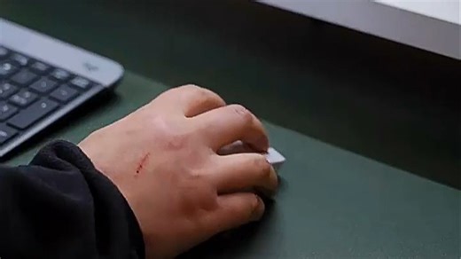 罗技Logitech M220蓝牙鼠标，静音按键设计，适合办公室或家庭使用，续航长达18个月，操作顺滑不卡顿，长时间打字也不累手。