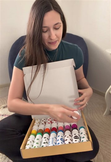 Dot Markers are one of our favorite activities🎨🖍️ #dotmarkers #toddleractivities #screenfreeplay #montessorimom #kidsart