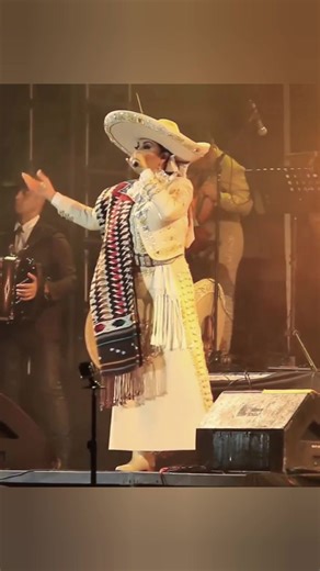 Mi gusto es cantarte, verte disfrutar con nosotros en cada show... Que ganas de contarles todo lo que se viene 🤩🙏🏻❤️ Que sea una gran semana para todos 🤗 | Aida Cuevas