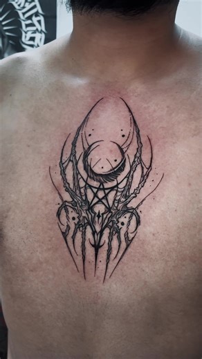 🔥 Simetría, energía y oscuridad en una sola pieza 🔥 Diseño en blackwork con líneas orgánicas y detalles finos que envuelven el centro del pecho ⚡ Una composición que mezcla lo místico con lo agresivo, creando un tatuaje que no pasa desapercibido. Trabajo limpio, contraste sólido y flow adaptado a la anatomía 🖤 ¿Te harías algo así? Escríbeme y armamos tu idea 📲 📍Santa Marta / citas abiertas #BlackworkTattoo #TattooColombia #TattooBogota #TatuajesBogota #bogotacolombia
