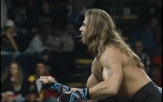 1996年HBK心碎小子蓝色战衣戴冠出场！(拥抱女粉版)