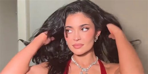 Kylie Jenner Channels Jessica Rabbit in a Plunging Red Schiaparelli Gown at the 2026 Oscars