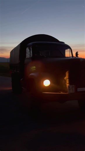 Es Stück Schwizer Wertarbeit us de Zit wo d Schwiz no en Industrienation gsi esch💪🏻🇨🇭 #saurer #saurertruck #saurer2dm #swissmade #swissarmy #schweizerarmee #routiersuisse #oldtimer #lkw #scania #swissroads #lkwfahrer #camion #oldschool #switzerland