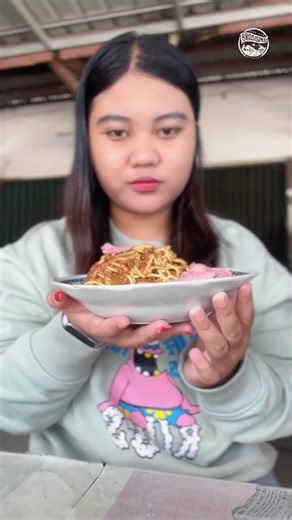 Cobain lontong pecel Rp7.000 porsinya banyak, enak dah udah bisa bikin kenyang!🤤