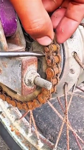 Quick Hack to Remove a Stuck Rusted Bike Chain! 💡⚙️