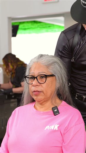 Martha viene desde Chicago ✈️ con una decisión firme… venía lista para su balayage inverso y confiando plenamente en nuestras manos 🎨✨ Cuando una mujer viaja desde otro estado buscando ese cambio, no es casualidad… es propósito 💫 Trabajamos dimensión, profundidad y elegancia. Bajamos luces, equilibramos tonos y devolvimos armonía a su color 🤎✨ Porque el inverso no es retroceder… es evolucionar. Se va feliz, segura, radiante… pero sobre todo, enamorada de su nueva versión 🪞🔥 Gracias, Martha,