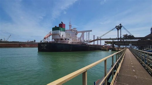 Maior navio que transporta minério de ferro do mundo usa a força do vento para se mover