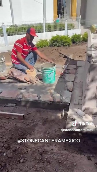 De la idea al espacio terminado ✨ Instalación de Virgen de cantera de 2 metros de altura, colocada sobre base de concreto reforzada para garantizar estabilidad y durabilidad. 🔹 Trabajo de albañilería para cimentación firme 🔹 Recubrimiento de base en cantera natural 🔹 Camino de piedra rústica para realzar el entorno 🔹 Instalación de bancas de cantera a juego Cada detalle fue pensado para crear un espacio armónico, resistente y con presencia. La cantera no solo embellece… trasciende en el tiem