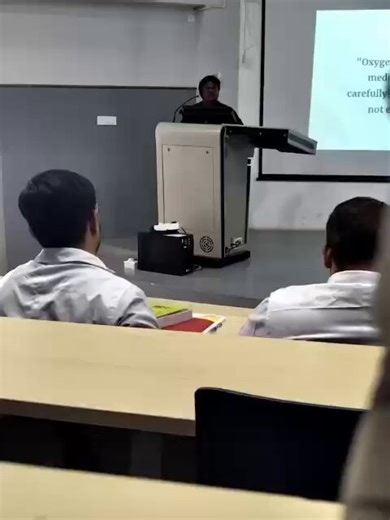 🚨 Bizarre incident in Bengaluru:A professor proposed to a student inside a medical college classroom. Moments later, she and her classmates thrashed the professor.