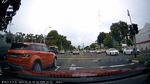 Driver turn right from go straight only lane and beat red lights slowly How to turn right? #UTurn https://singaporeroadaccident.com/how-to-u-turn-in-singapore/ | Singapore Road Accident
