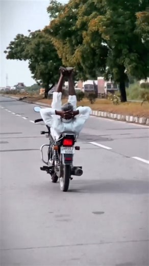 Ajju Bhargo 143 on Instagram: "Splendor bike 🏍"