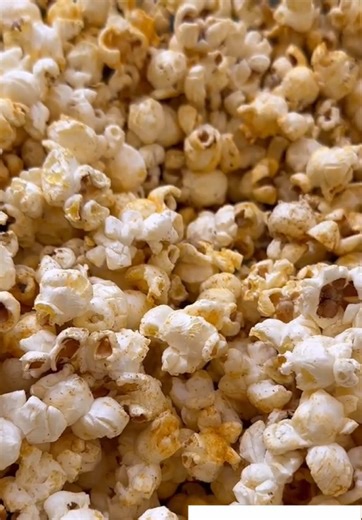 Get your homemade popcorn with this easy recipe! 🍿 Popcorn seasoning 1/4 cup nutritional yeast 2 tsp sweet paprika 1 tsp salt Blend until fine To make the popcorn In a large pot add 3 tbs ghee or coconut oil and just 3 kernels. Put on a high heat with the lid on and wait for the kernels to pop. Take off the heat, add in 2/3 of a cup of the remaining popping corn, put the lid back on and wait 30 seconds for those kernels to all reach the same temperature before putting it back on the heat. They 