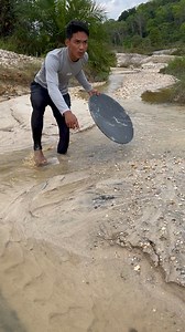 1.2M views · 6.8K reactions | The process of finding gold | finding gold in bedrock fragments | finding gold nuggets worth $2500 amazing ‼️ #goldhunter #golddiscovery #lookingforgold #goldrush #goldnugget #goldhunter #goldadventure | Adis Gold Hunter | Facebook