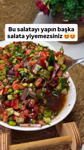 Birce Ağırcan on Instagram: "🥗✨ Bu salatayı yapmayan gerçekten çok şey kaybeder! Ağır derecede lezzet içerir, bağımlılık yapar 😋🔥 @nese.mutfaktaa Malzemeler: 🍅 2 domates 🌶️ 1 kapya biber 🫑 4-5 yeşil biber 🥒 2 salatalık 🧅 1 mor soğan 🌿 Yarım demet maydanoz Sosu için: 🍋 Yarım çay bardağı nar ekşisi 🫒 Yarım çay bardağı zeytinyağı 🍋 1 limon suyu 🧂 1 tatlı kaşığı sumak 🌶️ 1 çay kaşığı kırmızı toz biber 🔥 1 tatlı kaşığı isot 🧂 Tuz Tüm malzemeleri karıştır, sosu ekle, harmanla ve keyfin