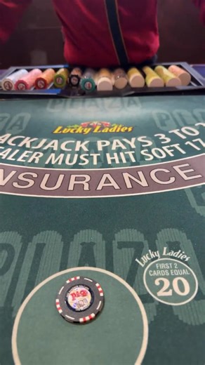 Splitting Aces vs 3. Vegas Live, Plaza | Paul Contino