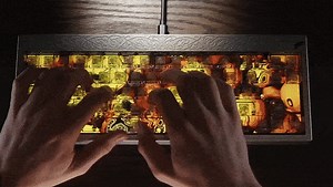 フルカラースクリーン付きキーボードに大興奮。打鍵に反応してアニメーションが動く