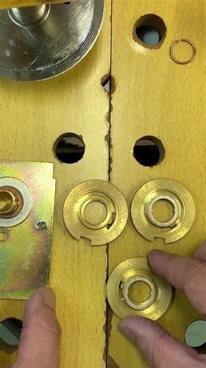 業務用金庫のダイヤル、暗証番号変更方法！【鍵屋】【鍵の仕組み】#鍵 #locksmith #youtubeshorts