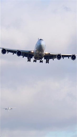 Boeing 747 landing at Heathrow