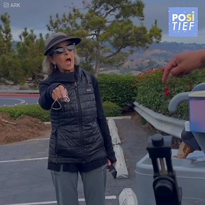 52K views · 71 reactions | Deze vrouw is zeker nergens bang voor. Ze benaderde twee mannen die hun lunch aan het klaarmaken waren in een openbare ruimte, maar ze was niet erg blij met de situatie. De discussie begon te escaleren en deze "Karen" viel uiteindelijk op de meest onverwachte manier aan. | Positief | Facebook