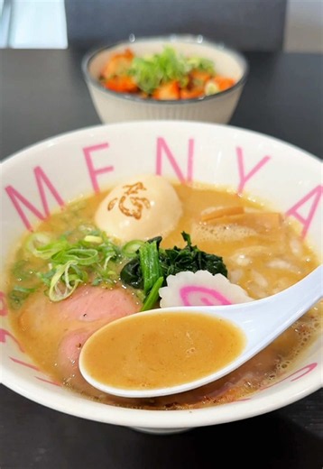 鶏と豚の旨みが詰まった一杯。お供の豚キムチ丼も見逃せない 【麺や 志 Shirusu】 🔗https://hamoni.jp/shop/ZjUWRThqQZoyKQFHpGxU 📍兵庫県丹波市柏原町南多田472-1 バザールタウン丹波3号室 📖鶏とん醤油／豚キムチ丼 鶏の旨みと豚のコクを重ねた、まろやかな醤油スープ。自家製麺をすすったら、お供の豚キムチ丼もぜひ。丹波市で楽しめる、ラーメンとごはんの組み合わせです🍜 ——————————————————— Chicken and pork umami in every sip, with a pork kimchi rice bowl on the side. 【Menya Shirusu】 📍Room 3, Bazaar Town Tanba, 472-1 Minamitada, Kaibara-cho, Tanba, Hyogo, Japan 📖Chicken and pork shoyu ramen / Pork kimchi rice bowl The shoyu broth brings together savor