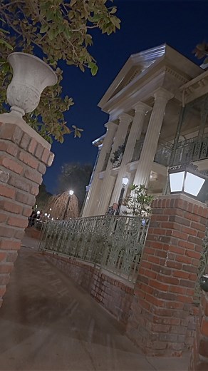 The Haunted Mansion | Disneyland 👻🏰👻 The Haunted Mansion at Disneyland is a timeless classic, a fan-favorite that continues to delight guests of all ages. From the moment you step into the stretching room, you’re transported to a world of spooky fun and playful ghosts. The ride is a masterclass in atmospheric storytelling, with clever illusions, chilling sound effects, and a touch of whimsical humor. 👻 The ghostly ballroom, the graveyard jamboree, and the hitchhiking ghosts are just a few of