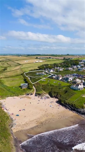 A rare coastal home with a remarkable story ✨🌊 Held in the same family ownership for over a century, Whins has been a much-loved private home since it was built in the early 1900s. Set on a generous sea-facing plot, this period property enjoys a truly special position, with sweeping coastal views and direct access onto the Coast Path from the bottom of the garden. The grounds are a defining feature of the property. There is an enclosed grass tennis court overlooking the sea, expansive lawns, co