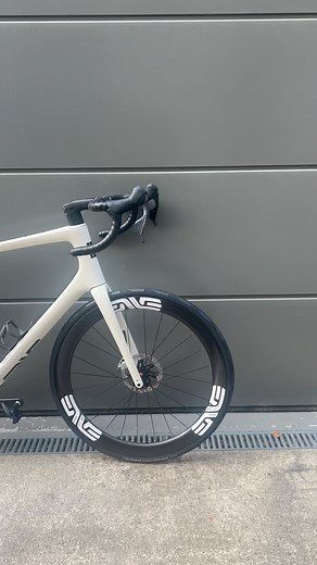 Enve Fray in Salt, Enve finishing kit, Enve 4.5 SES wheel set with custom decals, SRAM Red AXS E1 group set, Conti GP5000S TR 32mm tyres, GTechniq Ceramic coating and Silca hot chain wax 🔥🔥🔥 #envefray #envefraysalt #envecomposites #enveses #enveses45 #ceramiccoating #hotchainwax #redaxs #sramaxs #conti5000 #custombuild #custombuiltbikes #prologuecustom #supportyourlocalbikeshop #fromwhereiride #cyclingreels #cyclingshots | Prologue Performance Cycling