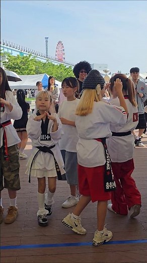 치킨바나나🎵 표정 턴이 중요해!! #춤추는윤지 #치킨바나나 #치킨바나나챌린지 #kpop #댄스 #쇼츠 #챌린지 #춤추는곰돌 #춤추는곰돌의랜덤댄스 #월미도 #월미랜드
