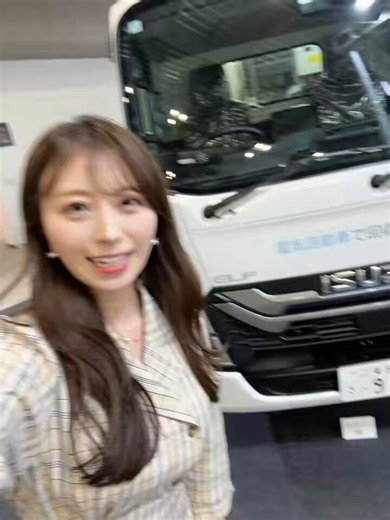 おはようございます♪NEW環境展、いすゞ自動車さんブースでプレゼンテーション務めさせていただいています🚚🌱ECOで静かでパワフルなELF EVとELF EV じんかい車の導入事例・運行トライアの結果をご紹介しています！ご来場の皆様、是非お立ち寄りください✨#NEW環境展#いすゞ自動車