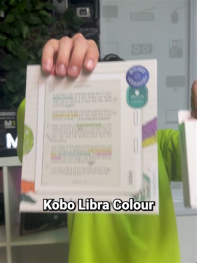 🔥 KOBO WINACTIE 🔥 Vandaag hebben we een heerlijke winactie, iets wat net buiten onze kernproducten valt. Je maakt namelijk kans op de Kobo Libra Colour e-reader inclusief remote t.w.v. €258 💡 Dus, hoe kun jij winnen? ✅ Like deze post ✅ Volg/like onze pagina ( 1 respect als je dat doet 👊) en volg ook @kobo_nl alsjeblieft! ✅ Laat in de comments weten wie jij deze e-reader gunt, én welk boek diegene erop gaat lezen! ⚠️ Let op: Deze winactie loopt over meerdere platforms, maar we geven maar één 