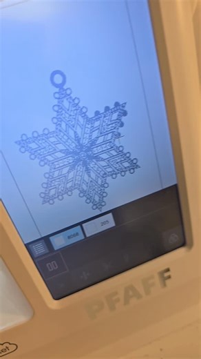 Det griber om sig med juletræspynt 🤩❄️🌟⭐️ #pfaff_danmark #pfaffambassador #pfaffcreativeexpect350 #maskinbroderi #maskinbrodering #broderimaskine | By Schiøtz