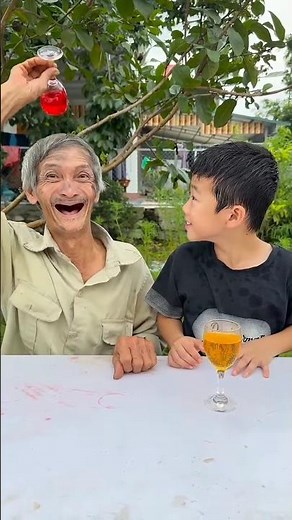 Hai ông cháu trêu trọc nhau siêu dễ thương 😂😱👶🏻♥️👴 #shorts #cute
