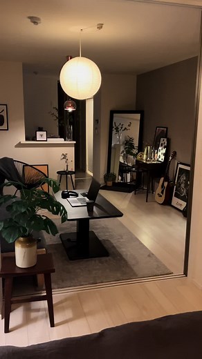 おしゃれな1LDK賃貸ルームのインテリアアイデア | 家具、植物、ポスターで差し色を加える