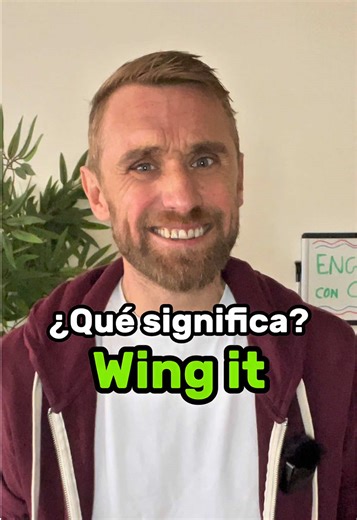 👨🏼‍🏫 ¿Qué significa “Wing it” en #inglés? 🕊️🎭 Si alguna vez has tenido que hacer algo sin haberlo preparado antes, ¡has hecho “wing it”! En inglés, “to wing it” significa improvisar. Se usa cuando vas a una reunión, haces una presentación o realizas cualquier tarea sin un plan previo, confiando en tu habilidad en ese momento. 💡 Se traduce como “improvisar sobre la marcha” o “ir a ver qué pasa”. 📚 I didn’t have time to prepare the presentation, so I just had to wing it. (No tuve tiempo de 
