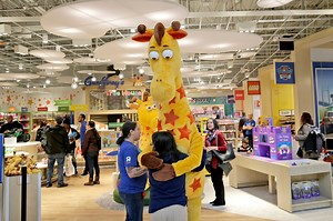 Toys R Us retrenches, shutters last 2 U.S. stores since comeback attempt