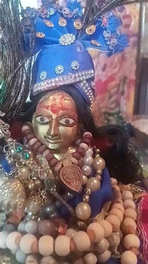 फूलों से सजा है दरबार