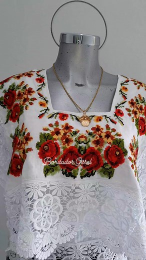 Una más lista 😍 Hermosa Blusa de solapa Disponible 🔥 Bordado a mano en punto de cruz sobre tela de lino Talla 36-38 #bordadosgissel #blusaartesanal #OrgulloYucateco #puntodecruz #bordadoamano #artesal #blusaselegantes | Bordados Gissel
