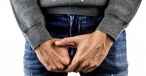Hernie testiculaire : causes, symptômes, opération, traitement