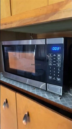 Why can a microwave oven heat food without a flame?